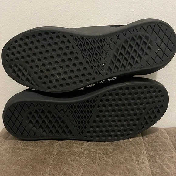 Vans Men's Black and White Graphic Sneakers - Picture 4 of 9